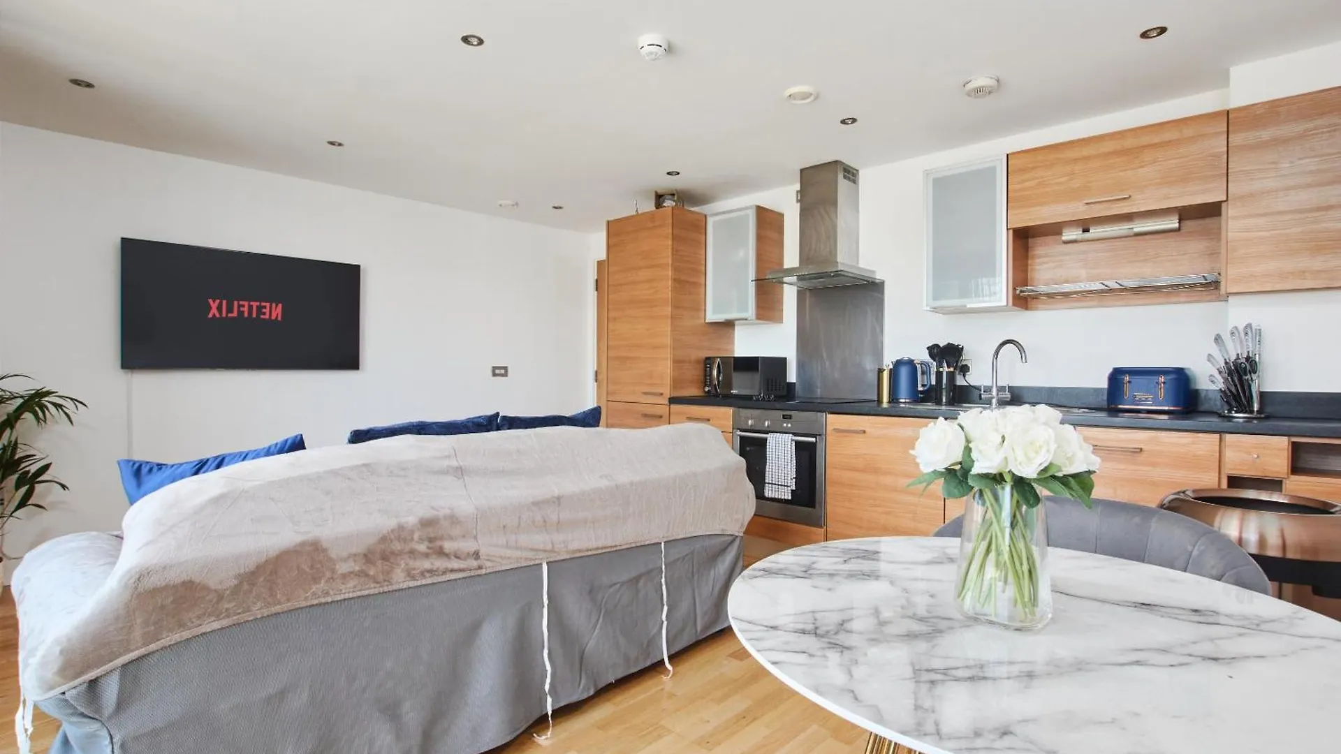 Apartment King Deluxe City Apt Large Balcony& Free Parking! Leeds