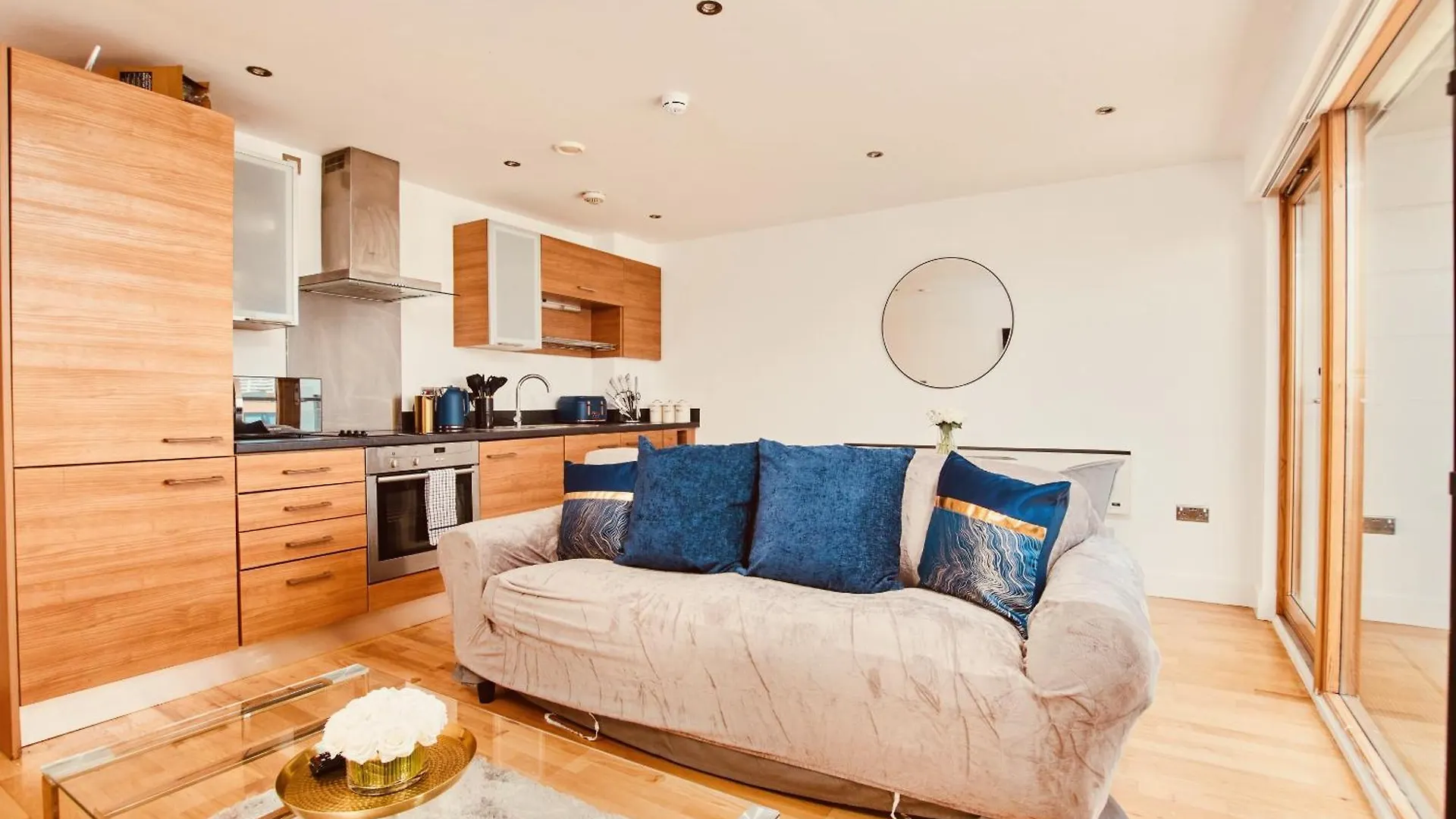 Apartment King Deluxe City Apt Large Balcony& Free Parking! Leeds